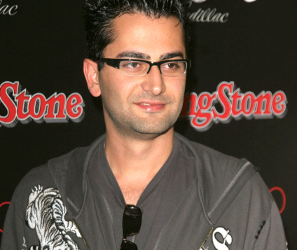 Antonio Esfandiari 424x357