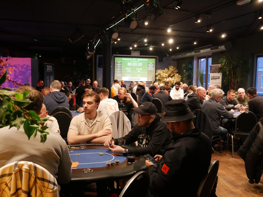 Zaalfoto 4 april Spijkenisse De Jongens Van