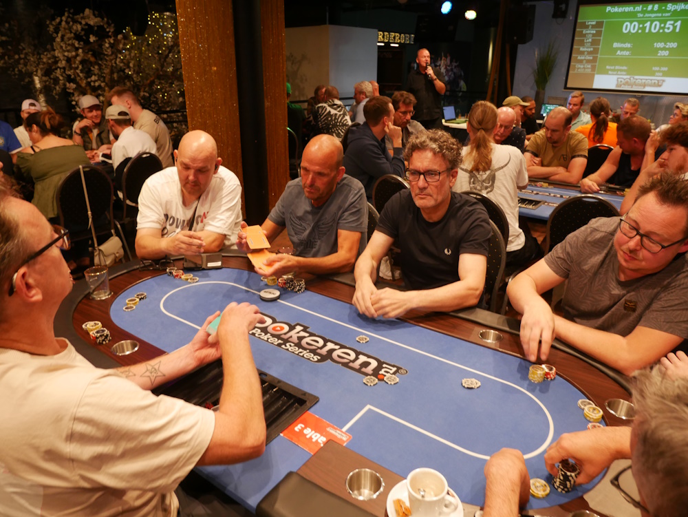 Zaalfoto Spijkenisse de jongens van 1 augustus