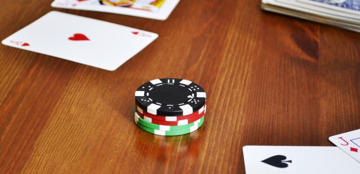 tafel met kaarten